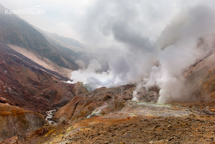 The vapour of the earth rises from the crevices.